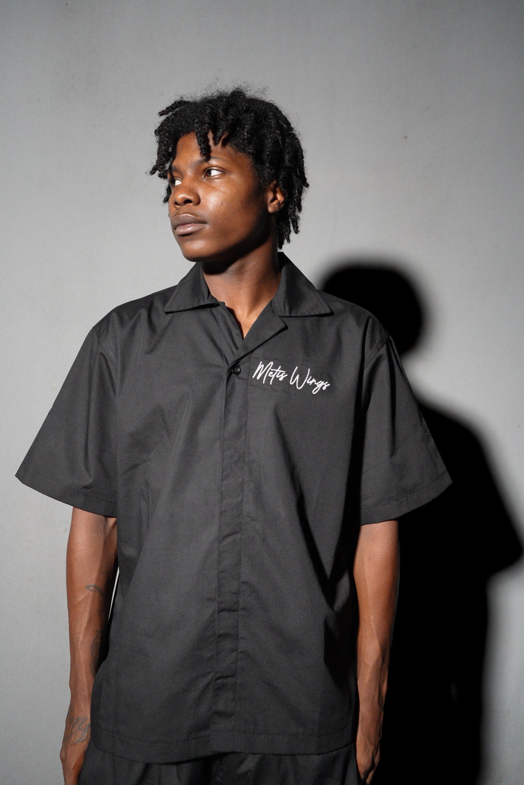 SIGNATURE BUTTON UP [BLACK]