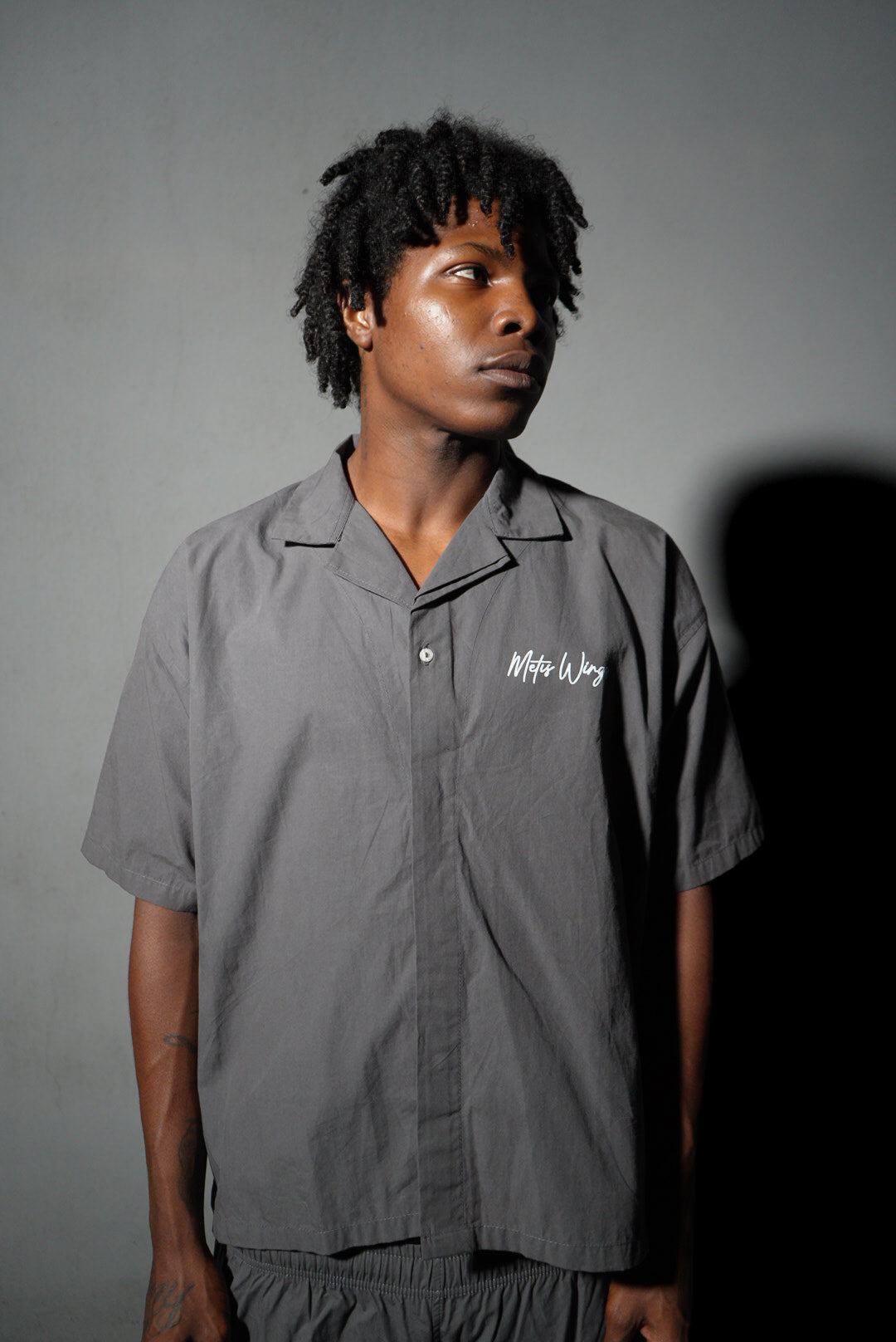 SIGNATURE BUTTON UP [GREY]